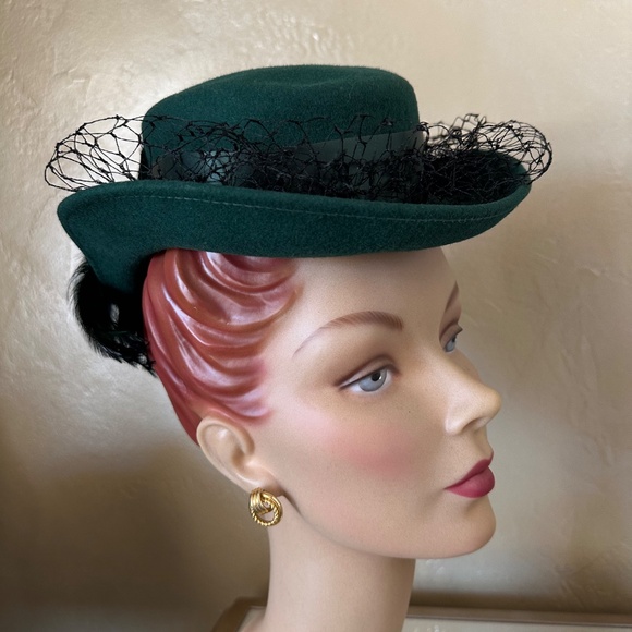 JAUNTY 1940\'s EMERALD GREEN FELT HAT WITH FEATHERS & HALF VEIL main image 9